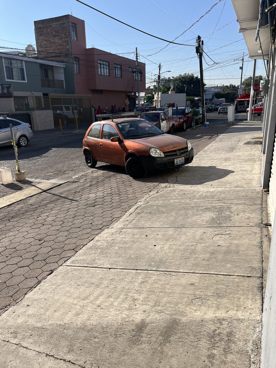 cameva1's tweet image. Hola @MovilidadZap nos apoyan con este vehículo que actualmente se encuentra sobre BANQUETA sobre C. Gral. Agustín Olachea 457 casi esquina con Calz. Constituyentes Col. Constitución Zapopan. Frente a Abarrotera CAGSA
