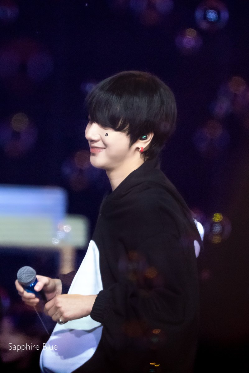 LoveWoonWook's tweet photo. 251117 SUPER SHOW10 inTaiwan

💙 @shfly3424 
謝謝你堅持，謝謝你來到
잘 버텨줘서 고맙고, 와줘서 고맙고, 항상 고마워요.

—
🈲二改  轉載註明出處

#슈퍼주니어 #SUPERJUNIOR 
#예성 #YESUNG #藝聲 #イェソン
#SUPERSHOW10 #20th_Anniversary_TOUR https://t.co/Irxy20g3uo