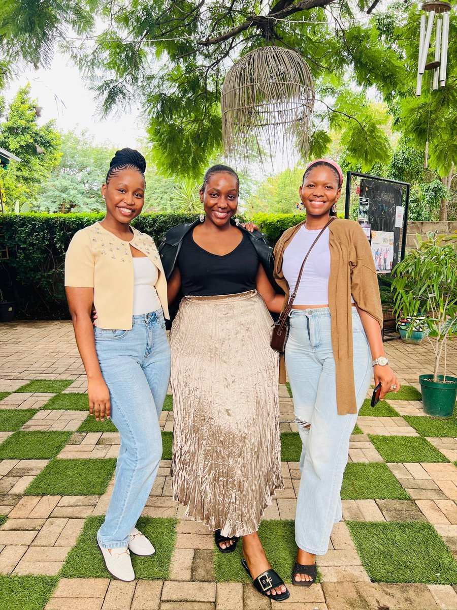 ClubSoar's tweet image. Grateful for our beautiful girls &amp;amp; our lovely guest speaker. 

Looking back at how far we’ve come this year truly warms our hearts. Here’s to growth, good books &amp;amp; good company. 🤍✨

#SoarBookClub  #BookCommunity #BookClubMeetUp #BookLovers