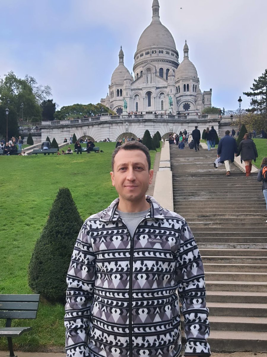 serdardurer's tweet image. Paris, insanın sevdiğine biraz daha yakın durmak istediği, gülüşleri bile daha zarif kılan büyülü bir aşklar şehridir. Seine’in kıyısında her adım, gönülden dökülen bir mısra gibi...

#paris #eiffel #monmartre #sacracore #louvre #louvremuseum #seinenehri #NotreDame