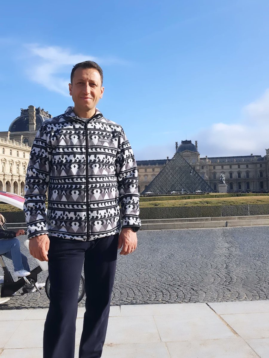 serdardurer's tweet image. Paris, insanın sevdiğine biraz daha yakın durmak istediği, gülüşleri bile daha zarif kılan büyülü bir aşklar şehridir. Seine’in kıyısında her adım, gönülden dökülen bir mısra gibi...

#paris #eiffel #monmartre #sacracore #louvre #louvremuseum #seinenehri #NotreDame