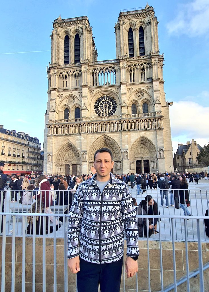 serdardurer's tweet image. Paris, insanın sevdiğine biraz daha yakın durmak istediği, gülüşleri bile daha zarif kılan büyülü bir aşklar şehridir. Seine’in kıyısında her adım, gönülden dökülen bir mısra gibi...

#paris #eiffel #monmartre #sacracore #louvre #louvremuseum #seinenehri #NotreDame