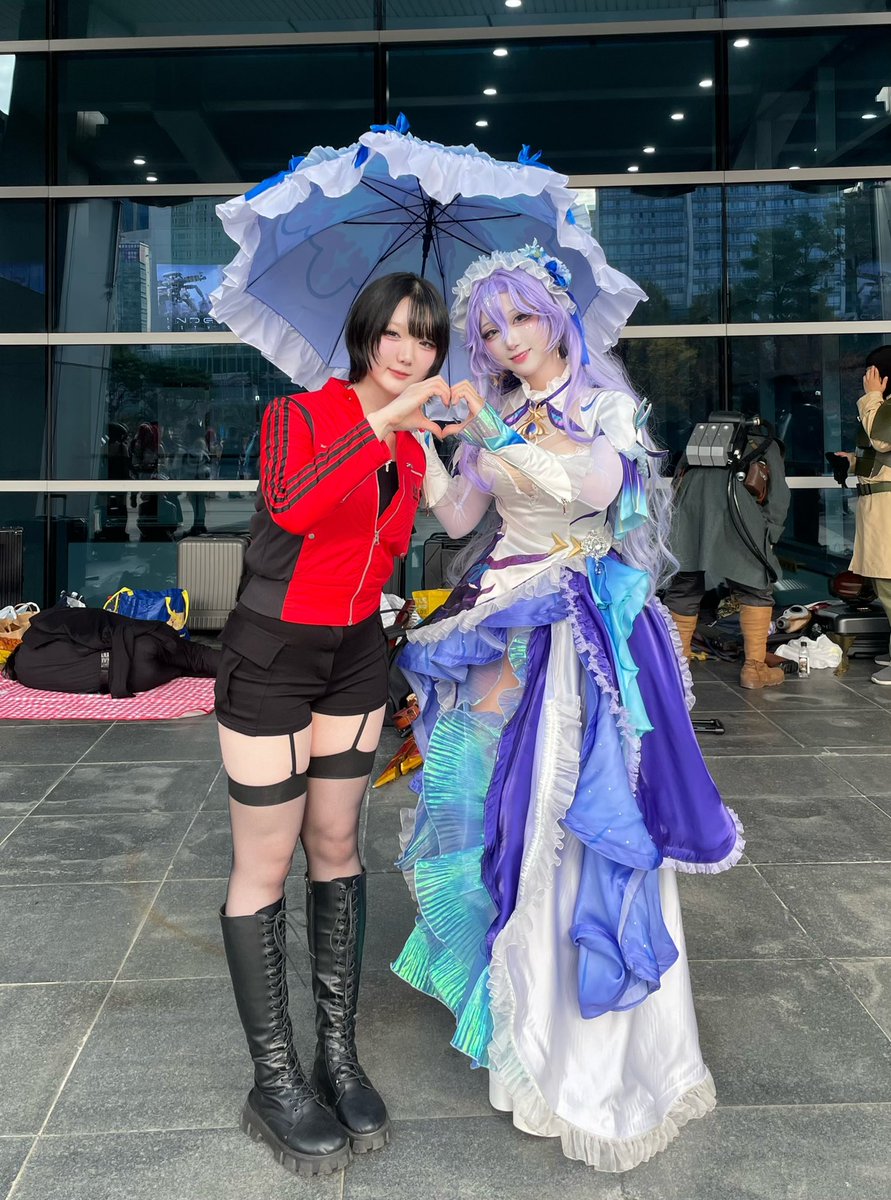 보미님 오늘 첨 뵀는데 아니 세상에 이런 천사가 존재할 수 있는거임니까…??? 진짜 첨 딱 발견하자마자 천사가 강림 한줄 알았어요 숭배해야만해…. 사랑해요…😭🩷