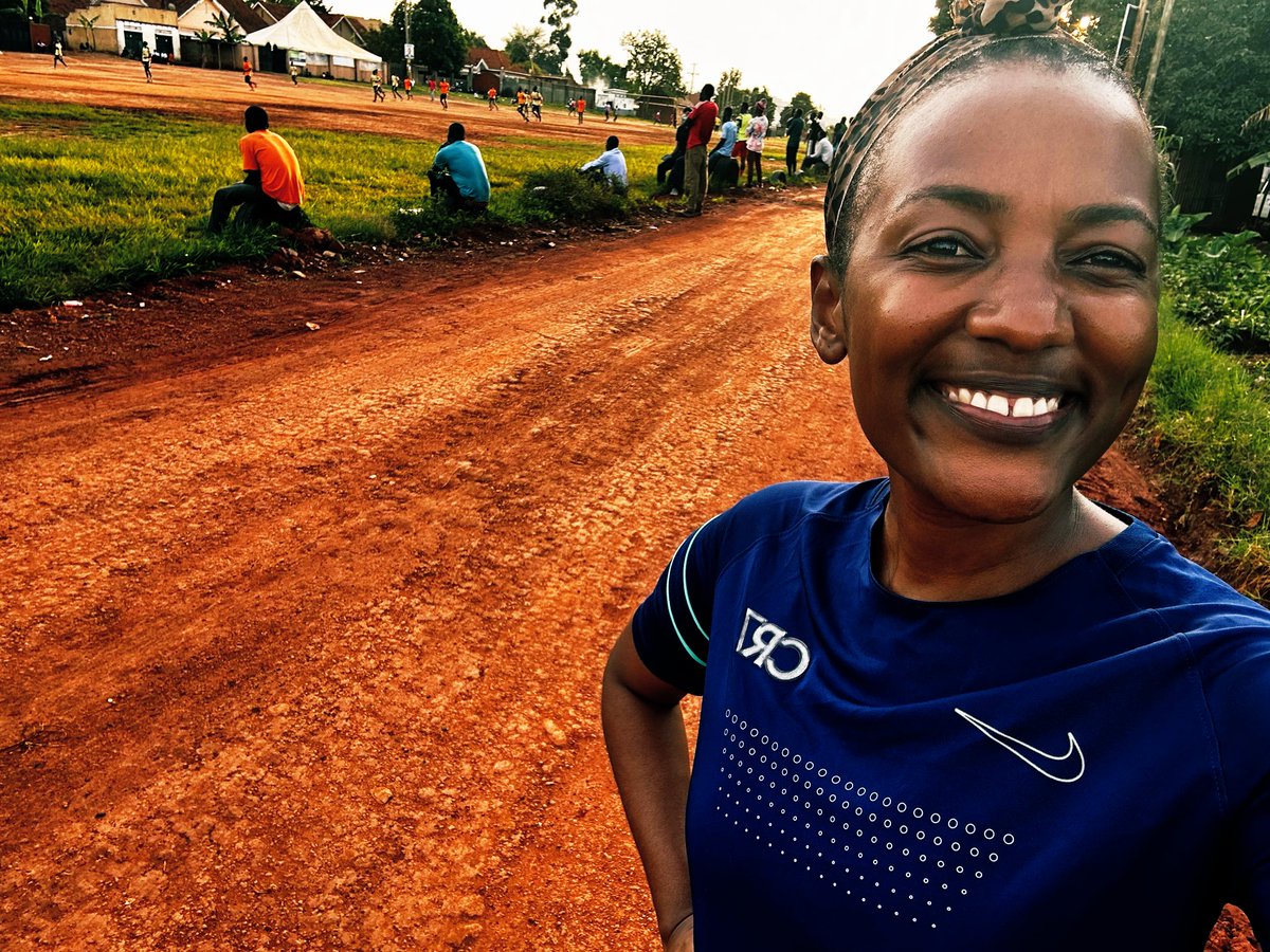 Eno ku LC1 referee agabye penalty naye saawa yona bamutwala misinde 😂

PS: Before you ask, I got a knock in the last training session, that’s why I am out 🙈

Thank you.