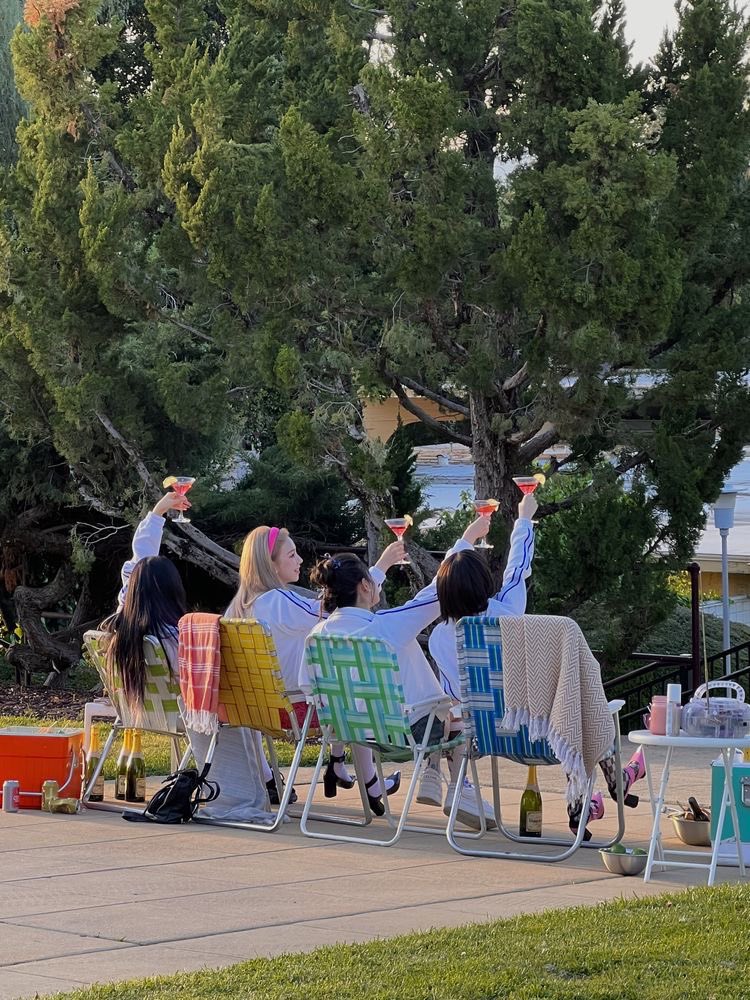 진짜진짜 축하해
늘 그래왔듯 서로만 보고 웃으면서 달려나가자
따뜻한 마음이 사랑이 늘 모든 걸 녹여~