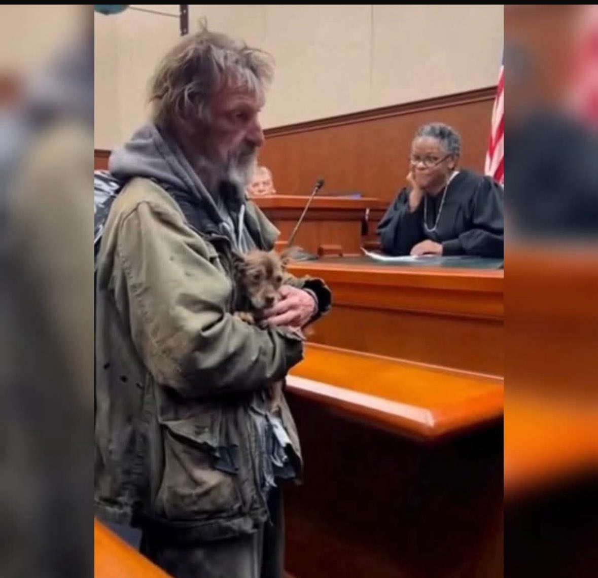 📌Köpeğini mahkeme salonuna getiremeyeceği söylenmişti. Onu dışarıda bırakmayı reddetti.

Şimdi, geride kalan tek ailesinden ayrılmadığı sürece her türlü cezayı kabul etmeye hazır bir şekilde hâkimin karşısına çıktı.

Herbert ve küçük terrier karışımı köpeği "Chance" üç yıldır