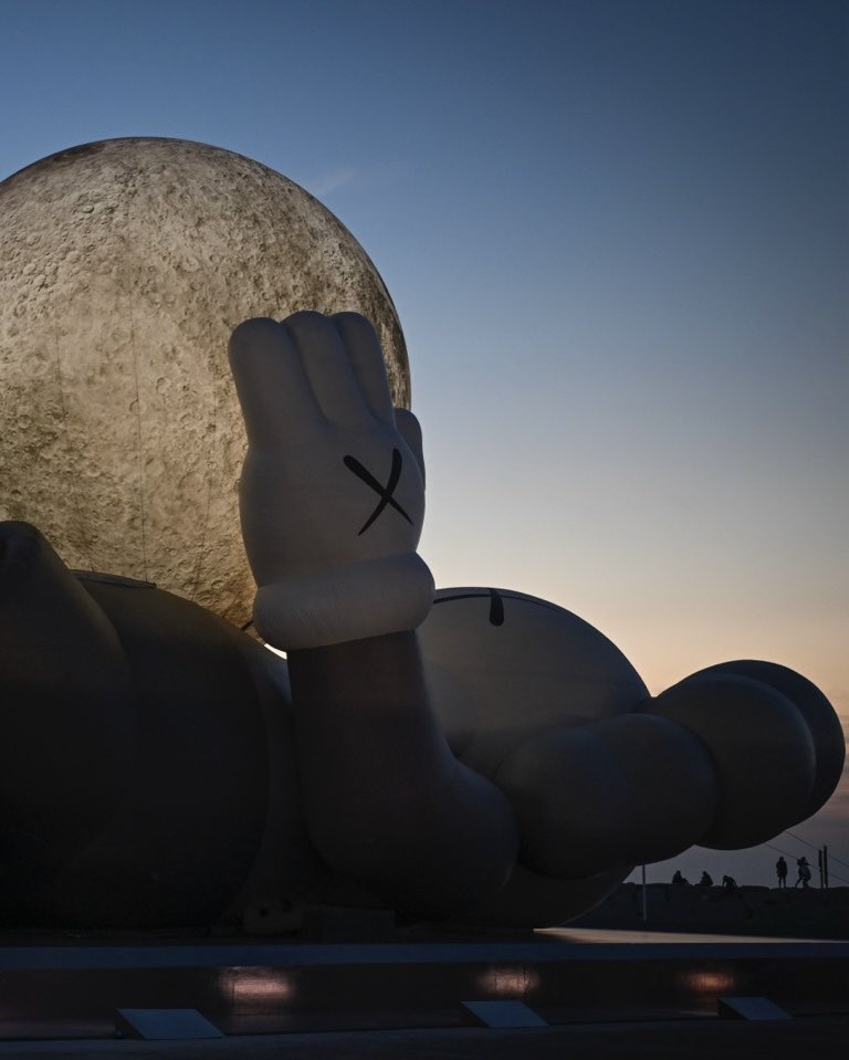 InAbuDhabi's tweet image. KAWS:HOLIDAY Abu Dhabi

A work by Kaws, in collaboration with @ARR_ltd.

A luminous COMPANION reclining on its back while lifting a glowing moon, highlights the exhibition's exploration of light, scale, and imagination.

Until January 4, 2026 | Souq Al Mina