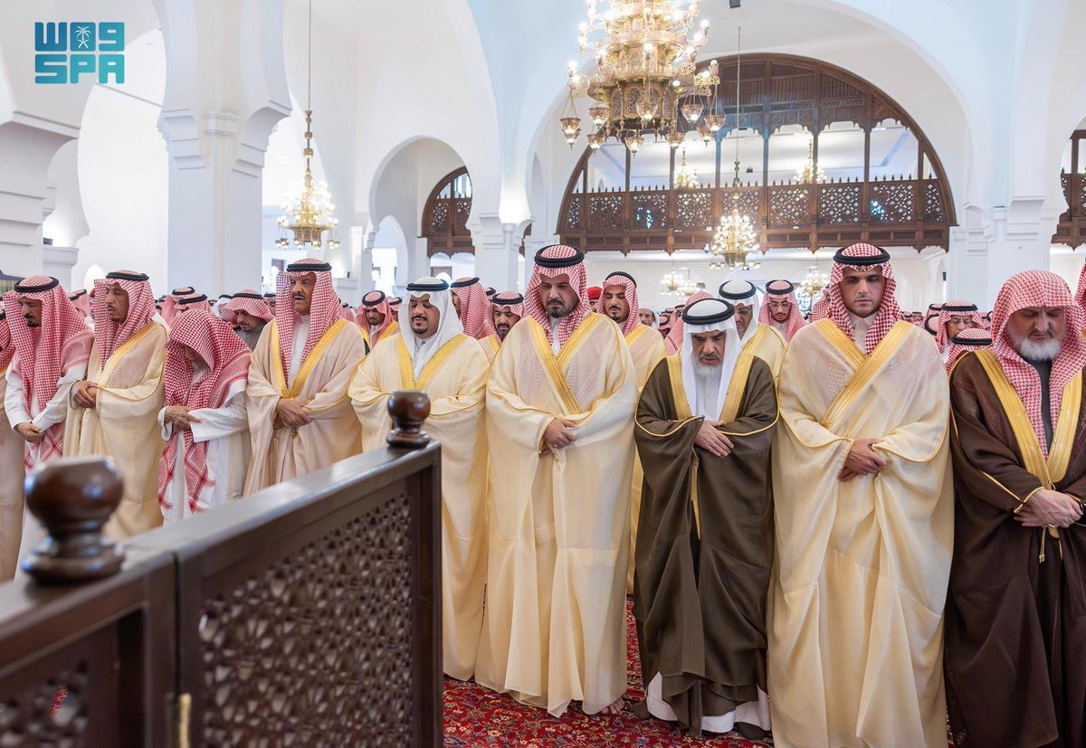 Shathri_family's tweet photo. أدى صاحب السمو الملكي الأمير محمد بن عبدالرحمن بن عبدالعزيز نائب أمير منطقة الرياض، عقب صلاة العصر اليوم، صلاة الميت على العم الشيخ عبدالله بن ناصر بن عبدالعزيز  #الشثري -رحمه الله-، وذلك في جامع الملك خالد بالرياض.

 وأدى الصلاة مع سموه، صاحب السمو الملكي الأمير سلطان بن سلمان بن عبدالعزيز المستشار الخاص لخادم الحرمين الشريفين، وصاحب السمو الأمير سعود بن عبدالله بن ثنيان، وصاحب السمو الأمير بندر بن عبدالله بن ناصر بن فرحان، وصاحب السمو الأمير نواف بن محمد بن عبدالله بن عبدالرحمن، وصاحب السمو الأمير بندر بن سعود بن محمد، وصاحب السمو الملكي الأمير سلمان بن سلطان بن عبدالعزيز أمير منطقة المدينة المنورة، وصاحب السمو الملكي الأمير نايف بن سلطان بن عبدالعزيز، وصاحب السمو الملكي الأمير خالد بن سعود بن عبدالله بن فيصل بن عبدالعزيز نائب أمير منطقة تبوك، وصاحب السمو الأمير الدكتور سعد بن سعود بن محمد، وصاحب السمو الملكي الأمير مشعل بن سلطان بن عبدالعزيز، وصاحب السمو الملكي الأمير محمد بن عبدالرحمن بن عبدالله بن فيصل بن عبدالعزيز.

 كما أدى الصلاة مع سموه عدد من أصحاب الفضيلة والمعالي والمسؤولين وجمع من المواطنين.

 وعقب الصلاة قدم سموه العزاء لذوي الفقيد، سائلًا الله العلي القدير، أن يتغمده بواسع رحمته ويسكنه فسيح جناته.