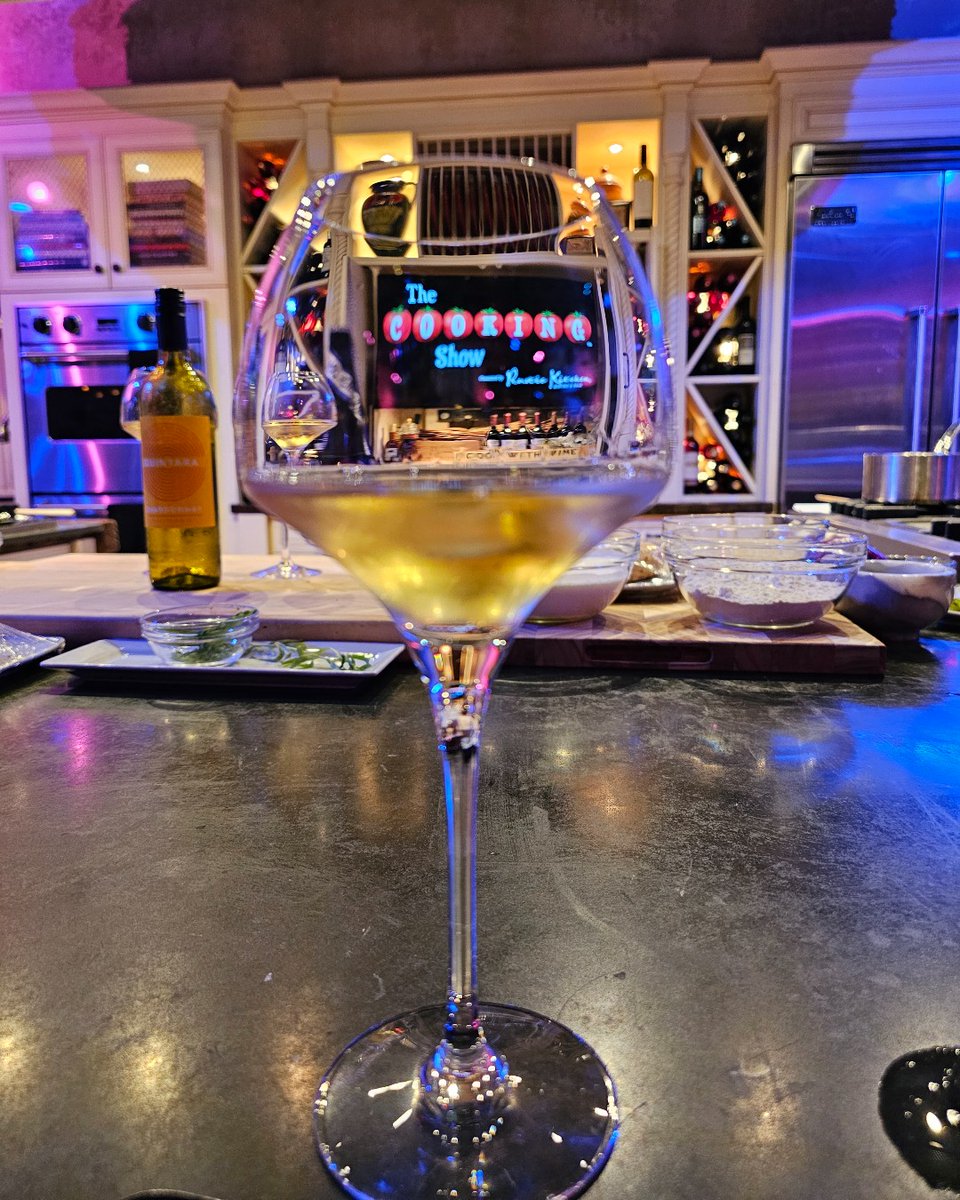 Join us in the Studio this November for a festive Thanksgiving cooking experience! Chef Kim will prepare her signature Turkey Roulade and select a wine to pair perfectly with your meal. 🦃 🍷 

🎟️ Tickets available at bit.ly/4n4Csr6