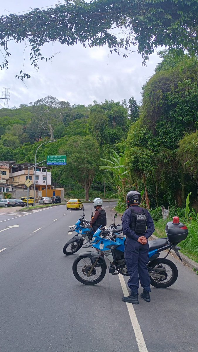 PMERJ's tweet photo. Policiais da #UPPLins realizam ação preventiva em pontos estratégicos da Av. Menezes Côrtes, principal via que liga Grajaú a Jacarepaguá.

#ServireProteger https://t.co/OBqRNGn5Vz