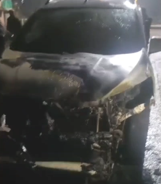 ArgusNews_in's tweet photo. #Keonjhar: A moving car caught fire near Birsa Munda Chhak in Badabil under Champua, burning down on the road, while the passengers narrowly escaped. Fire officials brought the blaze under control, with an electrical short circuit suspected as the cause.
#Champua #Badabil #FireAccident #OdishaNews