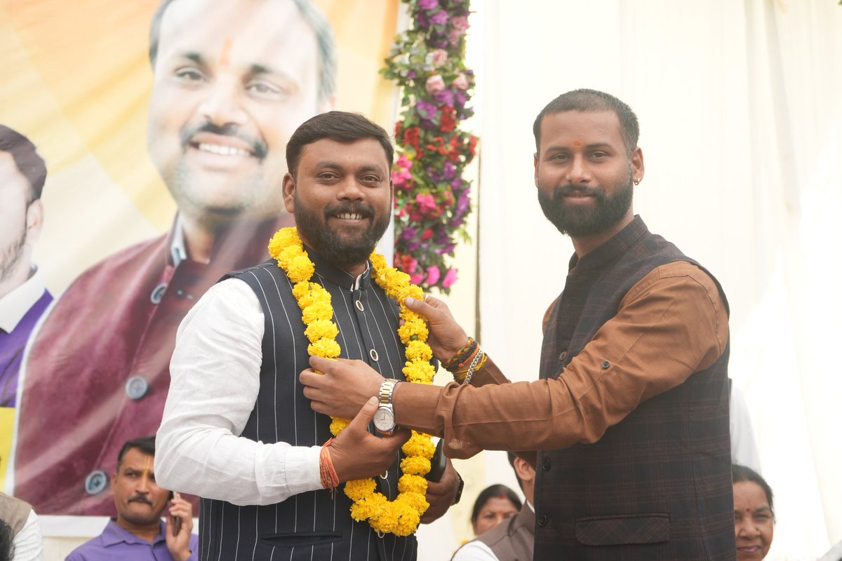 jhariashish's tweet photo. भाजपा कार्यालय मे आयोजित युवा सम्मेलन के दौरान सम्मानीय अभिलाश पांडे जी का मार्गदर्शन प्राप्त हुआ !! https://t.co/SfvFtydfp9