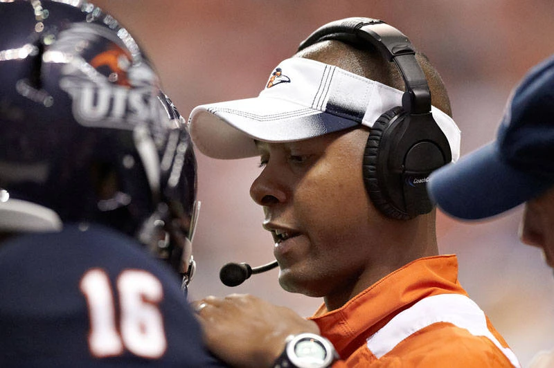 Former UTSA WR Coach Tony Jeffery suffered a stroke recently. It seems that it is a miracle he is still with us. Please consider donating to his recovery. Sending my prayers to Tony and his family.

gofundme.com/f/tony-jeffery…