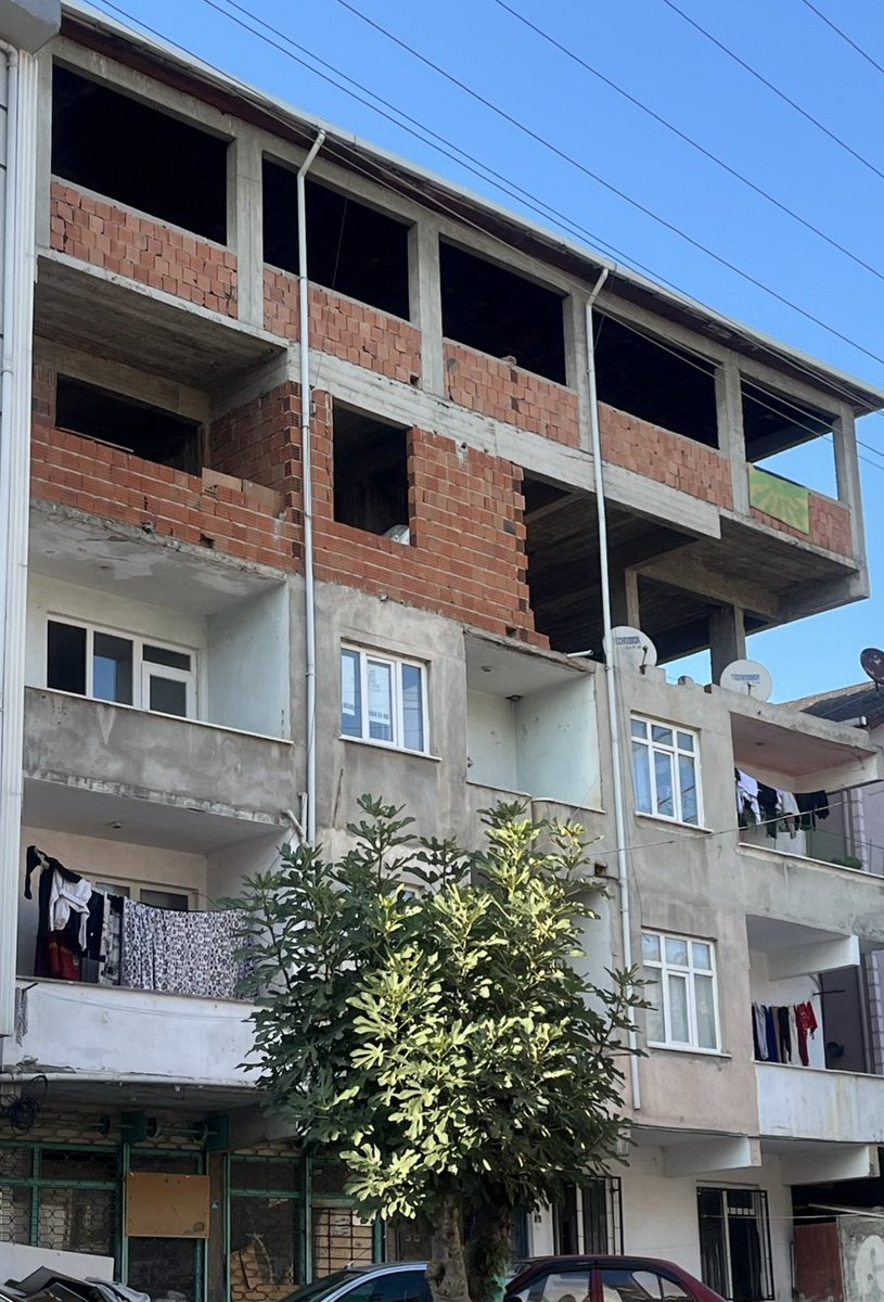KATİL BİNA❗️❗️

Yer:GEBZE

Bakın bu bina deprem yönetmeliğimize karşı isyan hareketidir.

3 katlı binaya 2 kat ekliyorlar. Şimdi ilk 3 katın sağlam olduğunu farzedelim, imar hakkını daha önce tam olarak kullanmadığını ve şimdi kullanmaya karar verdiğini düşünelim. Eklenen