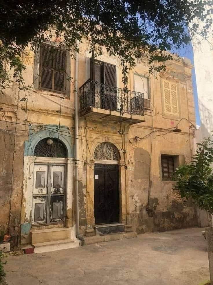 "لمَسْتُ غبارَ البيتِ ثم شمَمْتهُ
فمَا زالَ مِنْ ريح الأحبَّةِ زَاكيا"