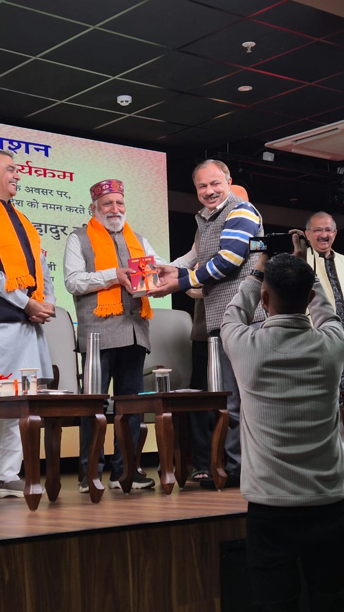 Manmohanelabs's tweet image. आज सुरुचि प्रकाशन द्वारा “हिन्द की चादर: नवम गुरु श्री तेग बहादुर जी” पुस्तक का लोकार्पण कार्यक्रम  संपन्न हुआ। इस अवसर पर श्री रवनीतसिंह बिट्टू श्री भारतभूषण जी श्री आशीषसूद जी श्री जगबीरसिंह जी डॉ कुलदीपचंद अग्निहोत्री और श्री राजीव तुली ने संयुक्त रूप से पुस्तक का विमोचन किया।