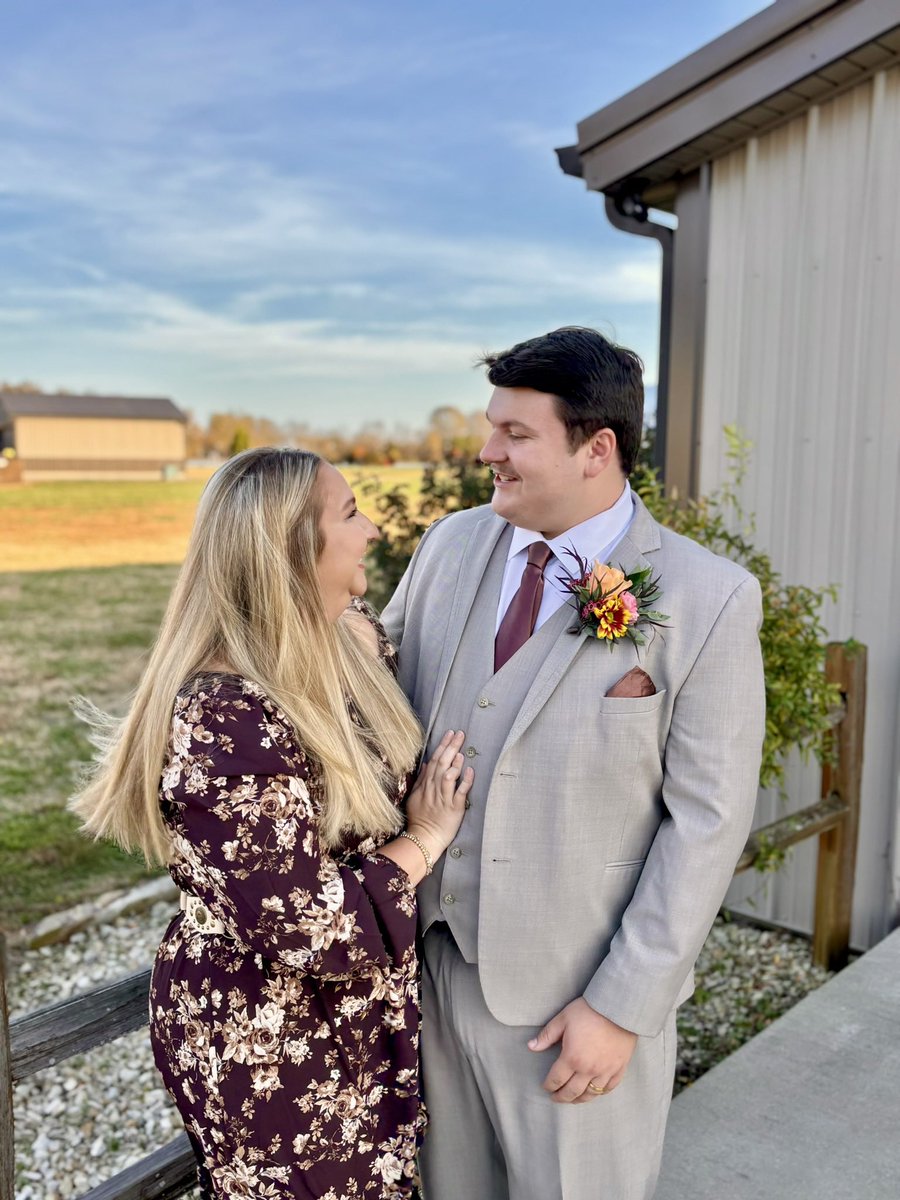 C_Vandrasik's tweet photo. Ashton and I had a great time in Murray, KY celebrating the Aldensβ wedding! π Always good seeing our Martin friends and meeting new faces. π€
Back on air tomorrow at 6 AM! βοΈ
#MurrayKY #WeddingWeekend #UTM https://t.co/7IUKfcN8LS