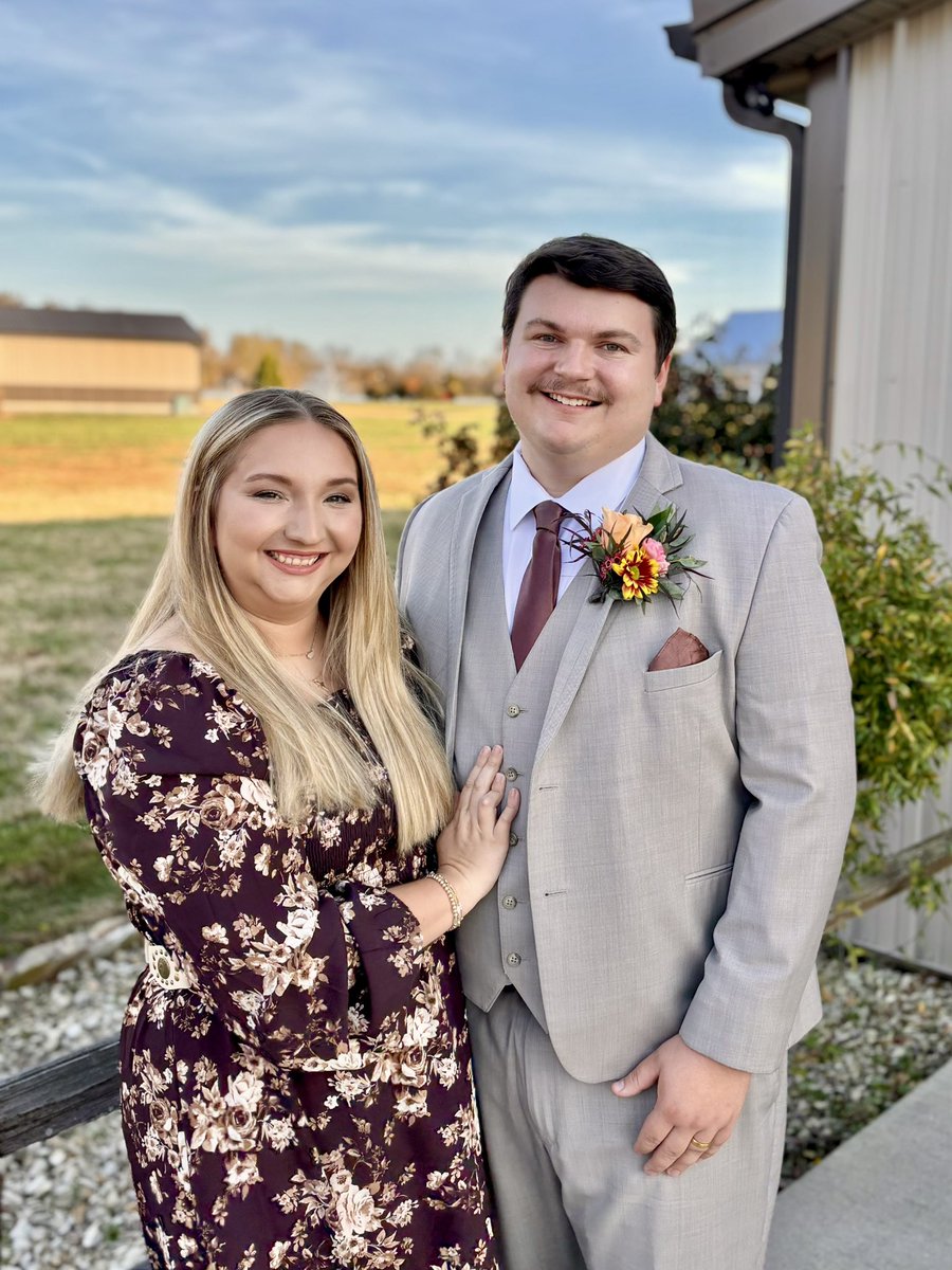 C_Vandrasik's tweet photo. Ashton and I had a great time in Murray, KY celebrating the Aldensβ wedding! π Always good seeing our Martin friends and meeting new faces. π€
Back on air tomorrow at 6 AM! βοΈ
#MurrayKY #WeddingWeekend #UTM https://t.co/7IUKfcN8LS