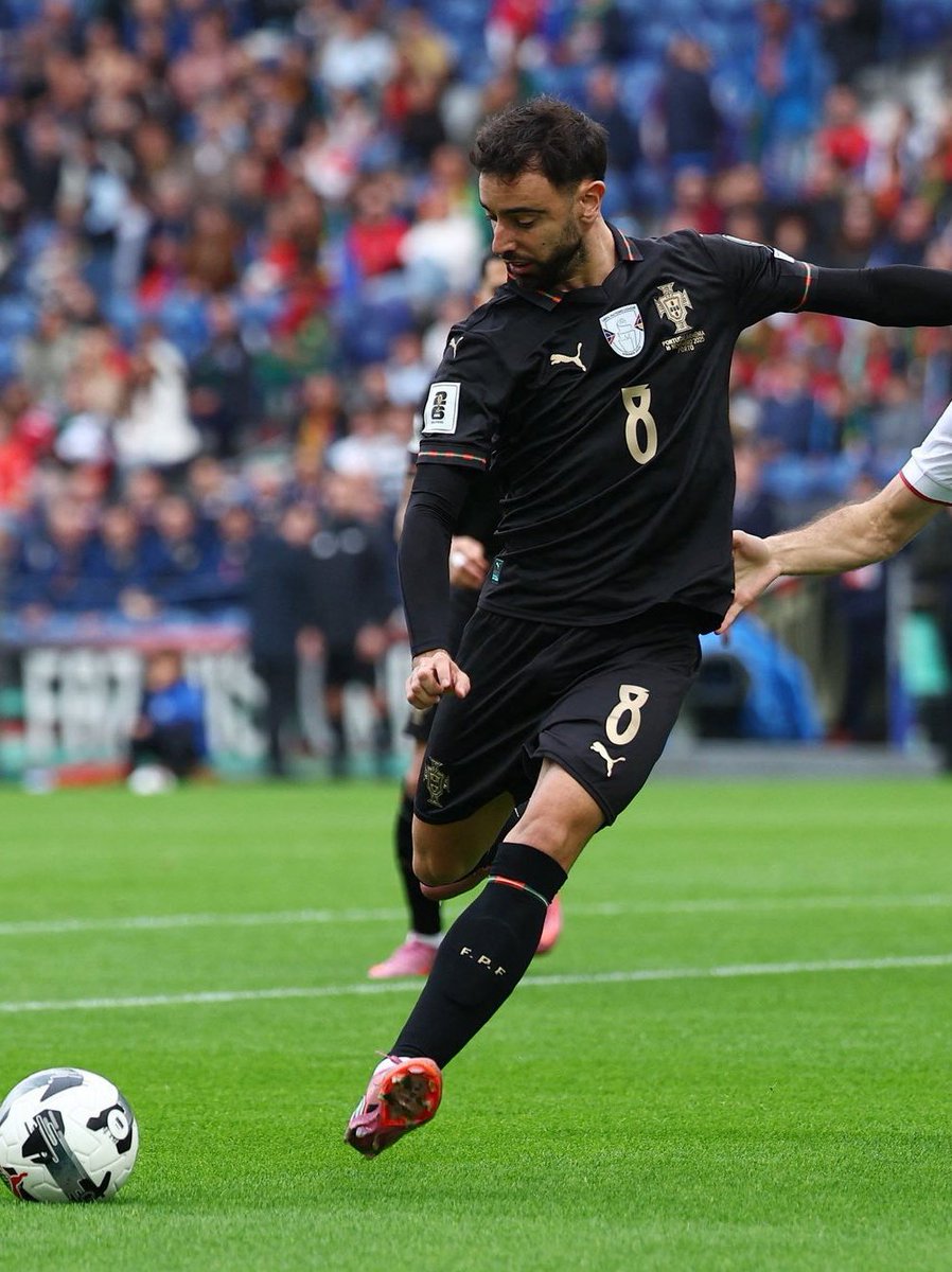 UTDSteve9's tweet photo. Bruno Fernandes played as an attacking Midfielder with a free role without much defensive duties will get you goals and assists for fun. He's the best in the world in that role. https://t.co/6YCiPvtXHB