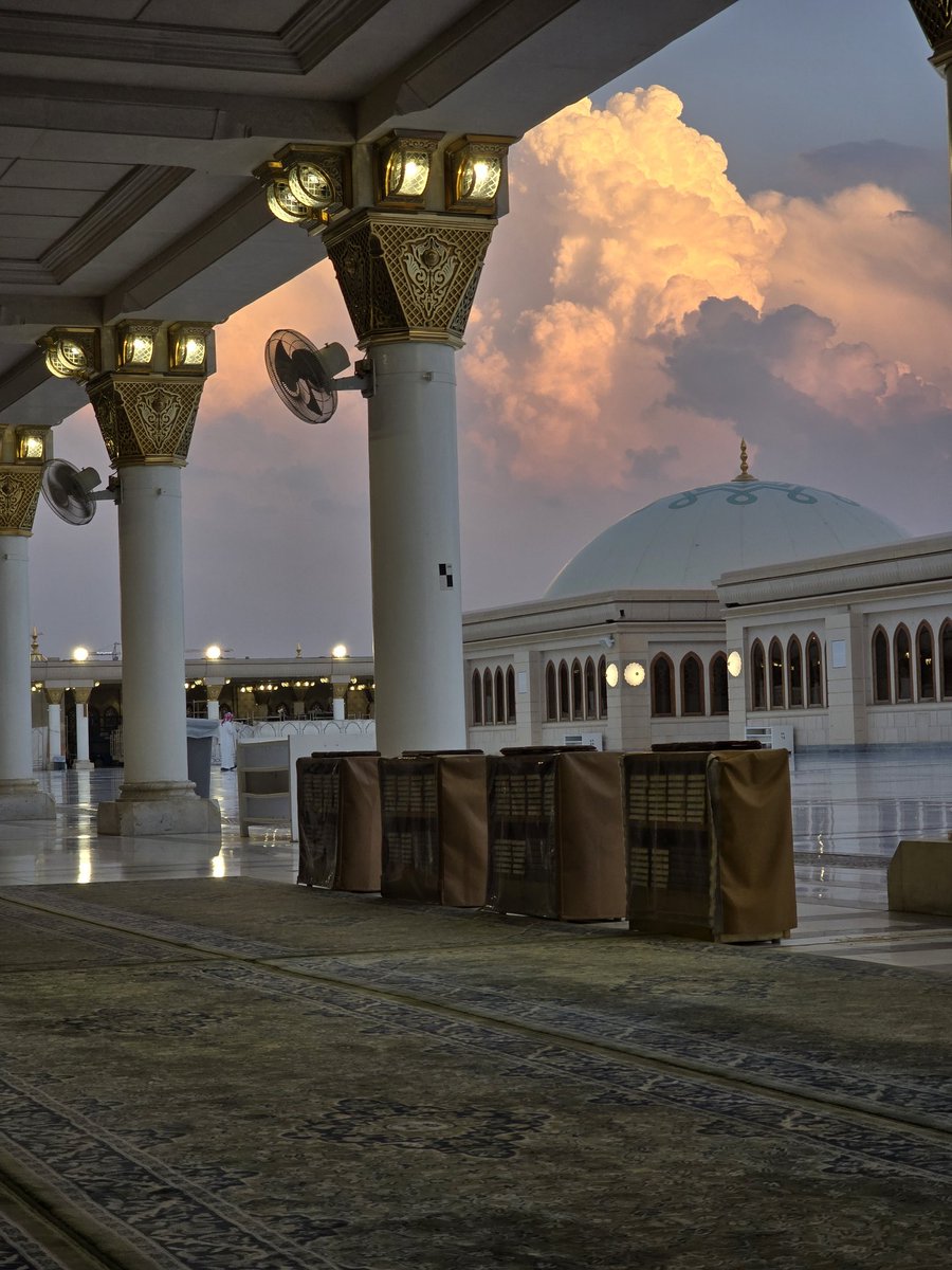 sukkaryeater's tweet photo. The skies of Madinah today

#madinah https://t.co/aFZzhAmKTQ