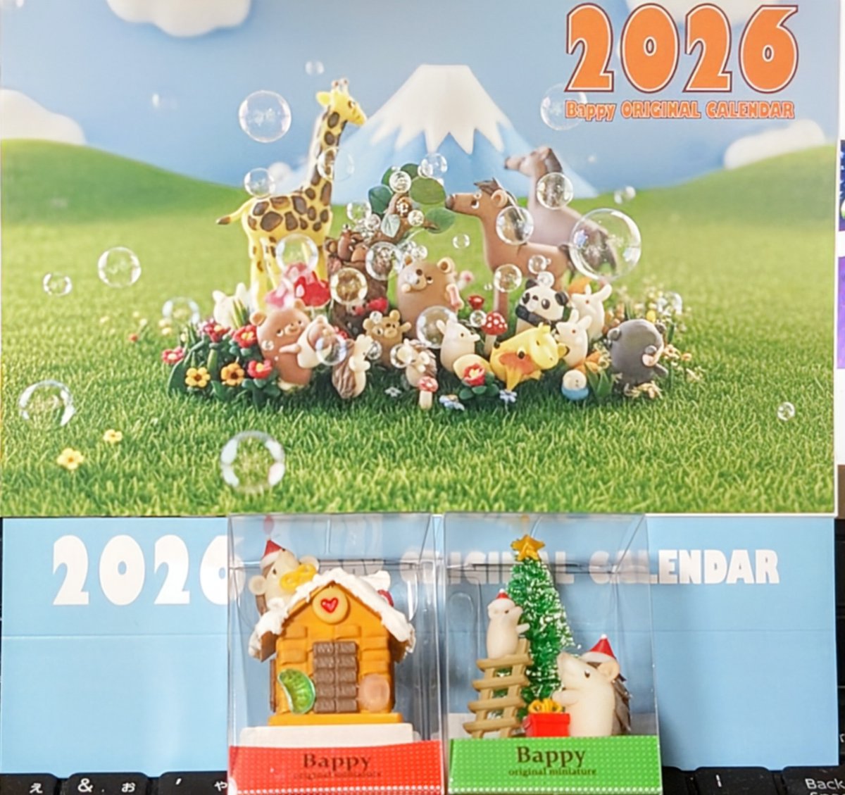 #デザフェス戦利品
Bappy(<a href="/zakkabappy/">Bappy 12/9〜個展</a>)さんのハリネズミ🦔
今回はクリスマスver。お菓子のおうちが可愛いです！
微妙な違いで選ぶのが毎回楽しい！！
今年もカレンダーありがとうございます！