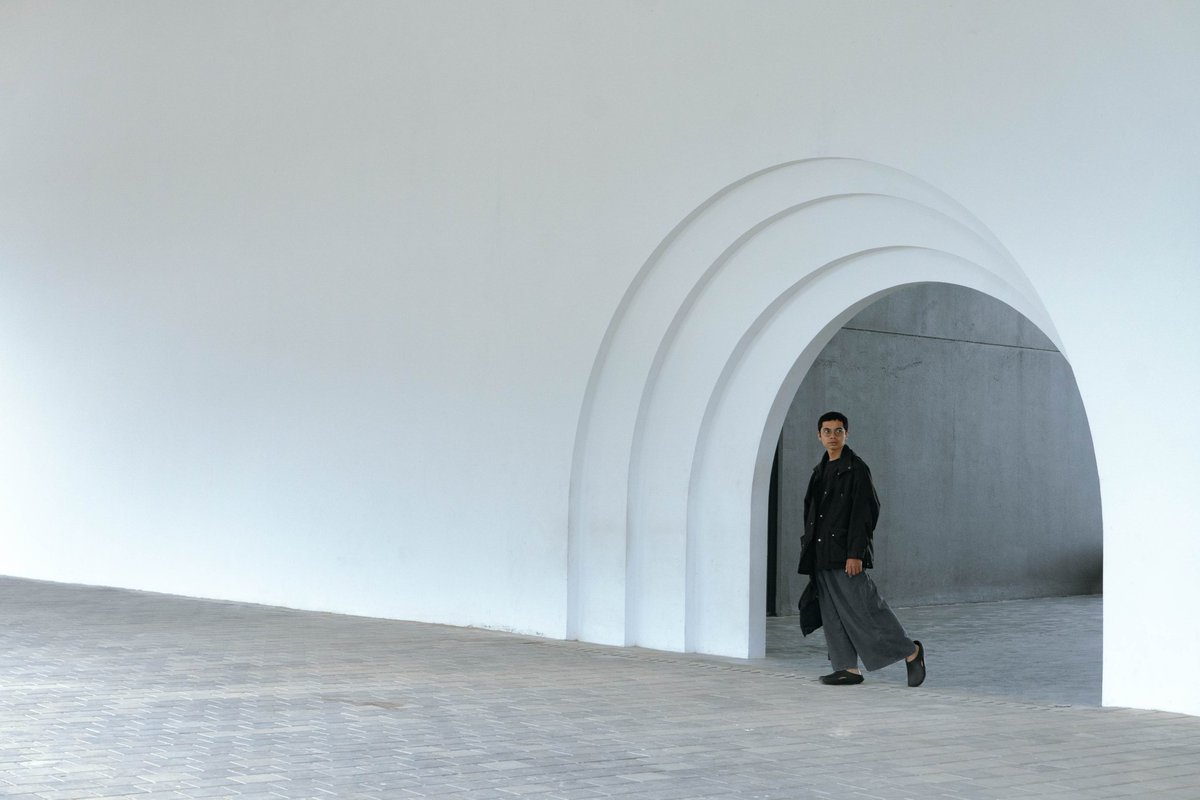 meicaptures's tweet photo. monochrome moods and a man who fits the architecture.

#photography #monochrome #minimalist https://t.co/DhRQLhMAUc