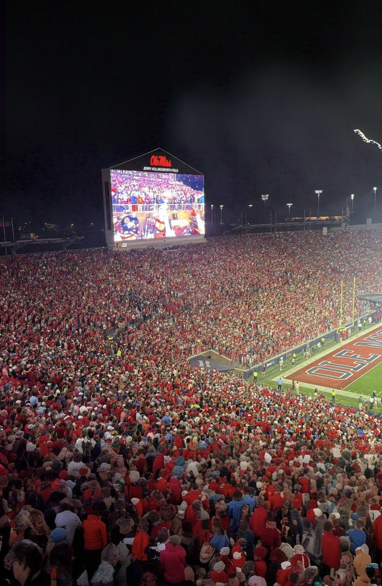 📍Oxford MS
There were 3 times the people in the stadium last night than there is the total population of the City