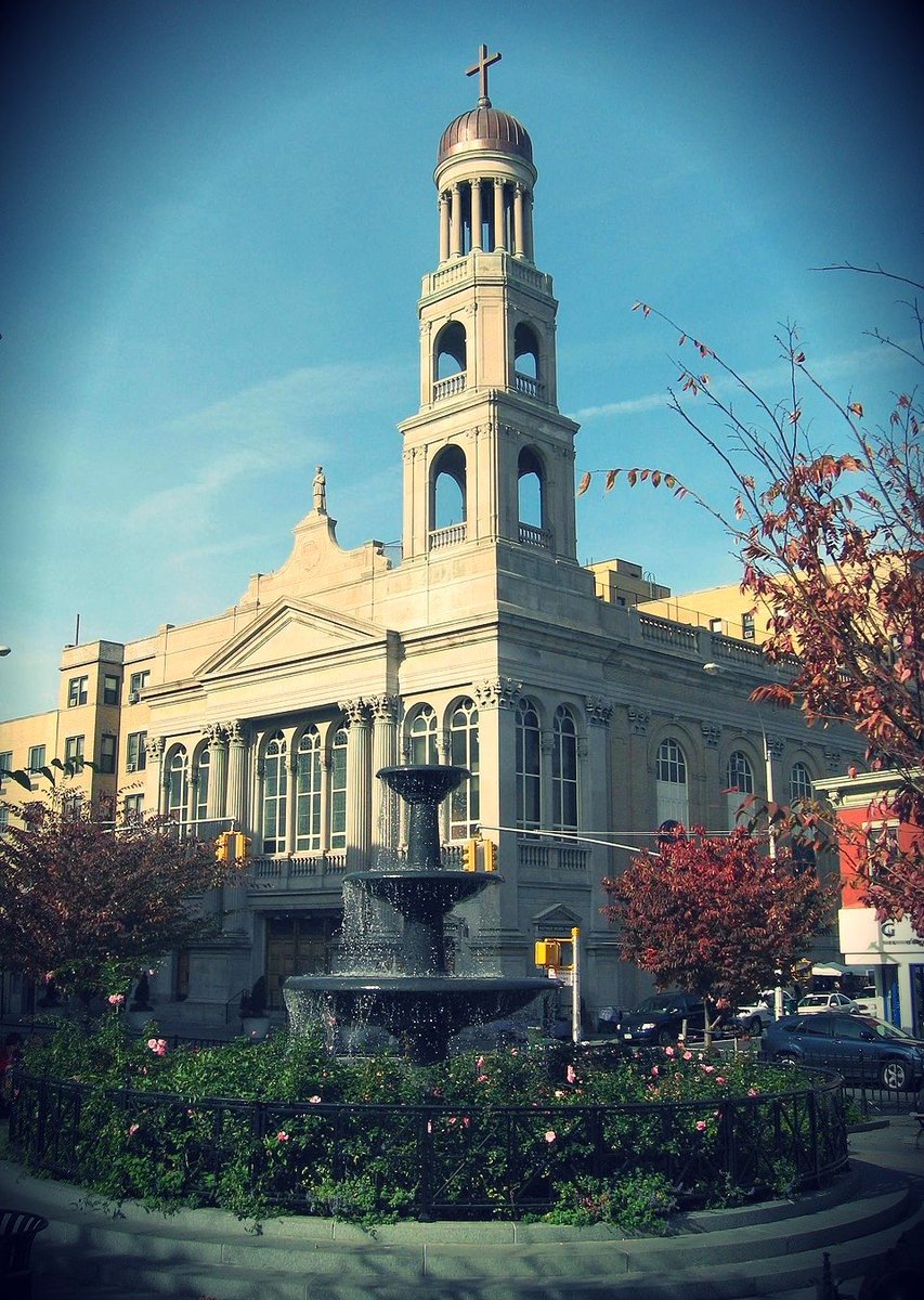 EmanuelaMorell1's tweet image. Mi sono svegliata al suono delle campane della chiesa di Nostra Signora di #Pompei. Erano le 8 del mattino. 
#PattiSmith
#MTrain
#Manhattan