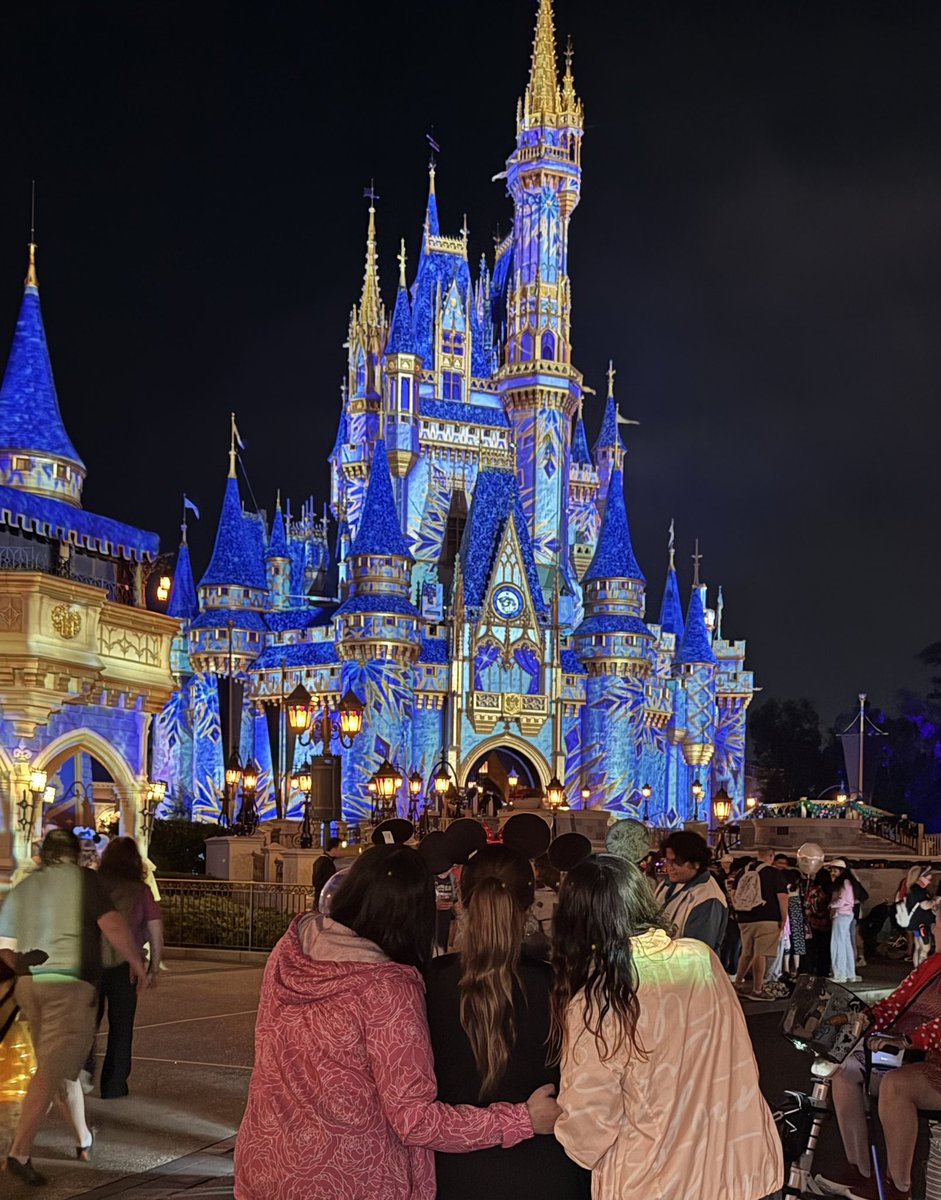 Fergicienta's tweet image. Mi mamá desde hace años decía que estaba ahorrando para ir a Disney y cualquier dinero que trabajaba, lo ahorraba. 

Pronto va a cumplir 70 años, así que la trajimos a Disney de sorpresa a cumplir su mayor sueño ❤️‍🩹✨

Lo feliz que fue 😭