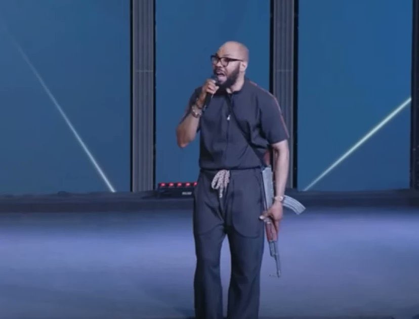 GeneralSnow_'s tweet image. This Pastor was arrested shortly after after this service by FG.
He was preaching self defense against Fulani Islamist Terrorists.
But today, same terrorists can wield sophisticated weapons, hold peace talks with government and even grant interviews and nothing happens.

There is…