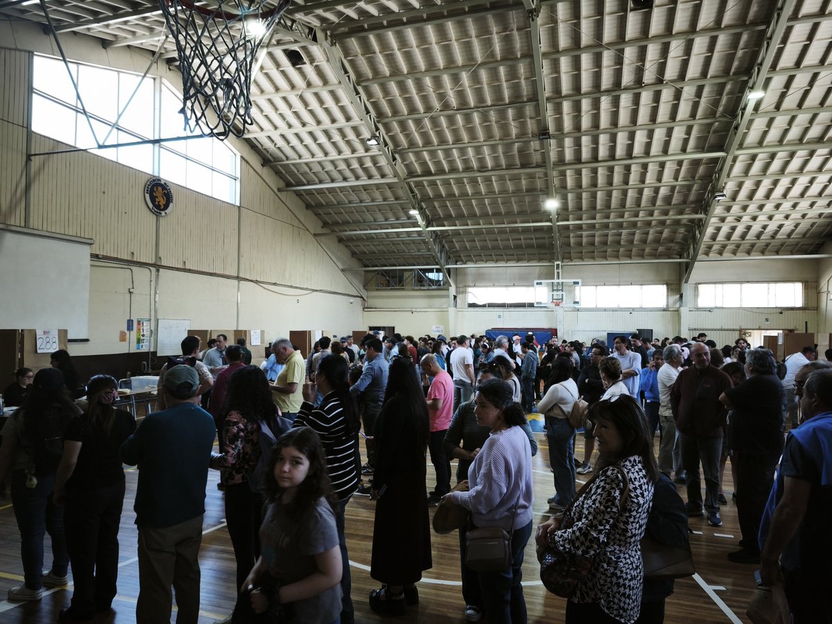 macarenasv's tweet photo. Windsor School lleno. Algunas mesas con más de 45 minutos de espera. #Valdiviacl https://t.co/hJJe9z479S