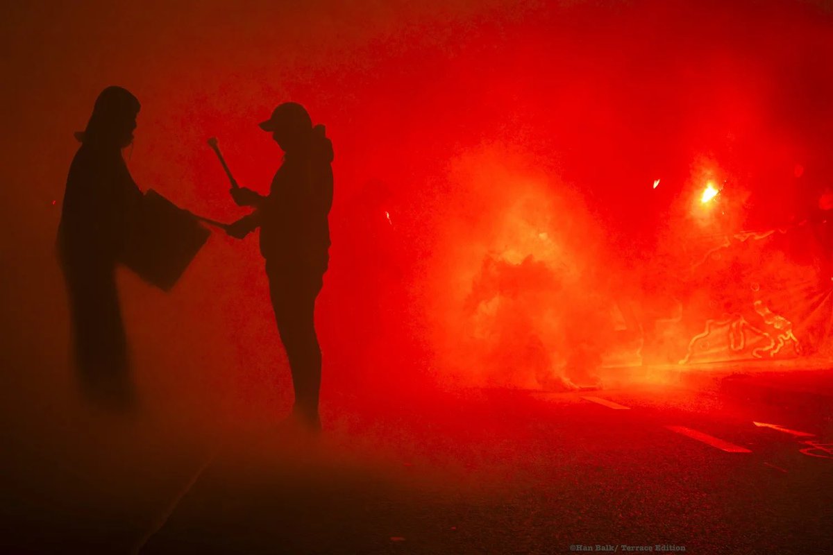 And the beat goes on.

Go Eagles Eagles.

Deventer in Salzburg.
 
📸 <a href="/HanBalk/">Han Balk</a> for Terrace Edition.