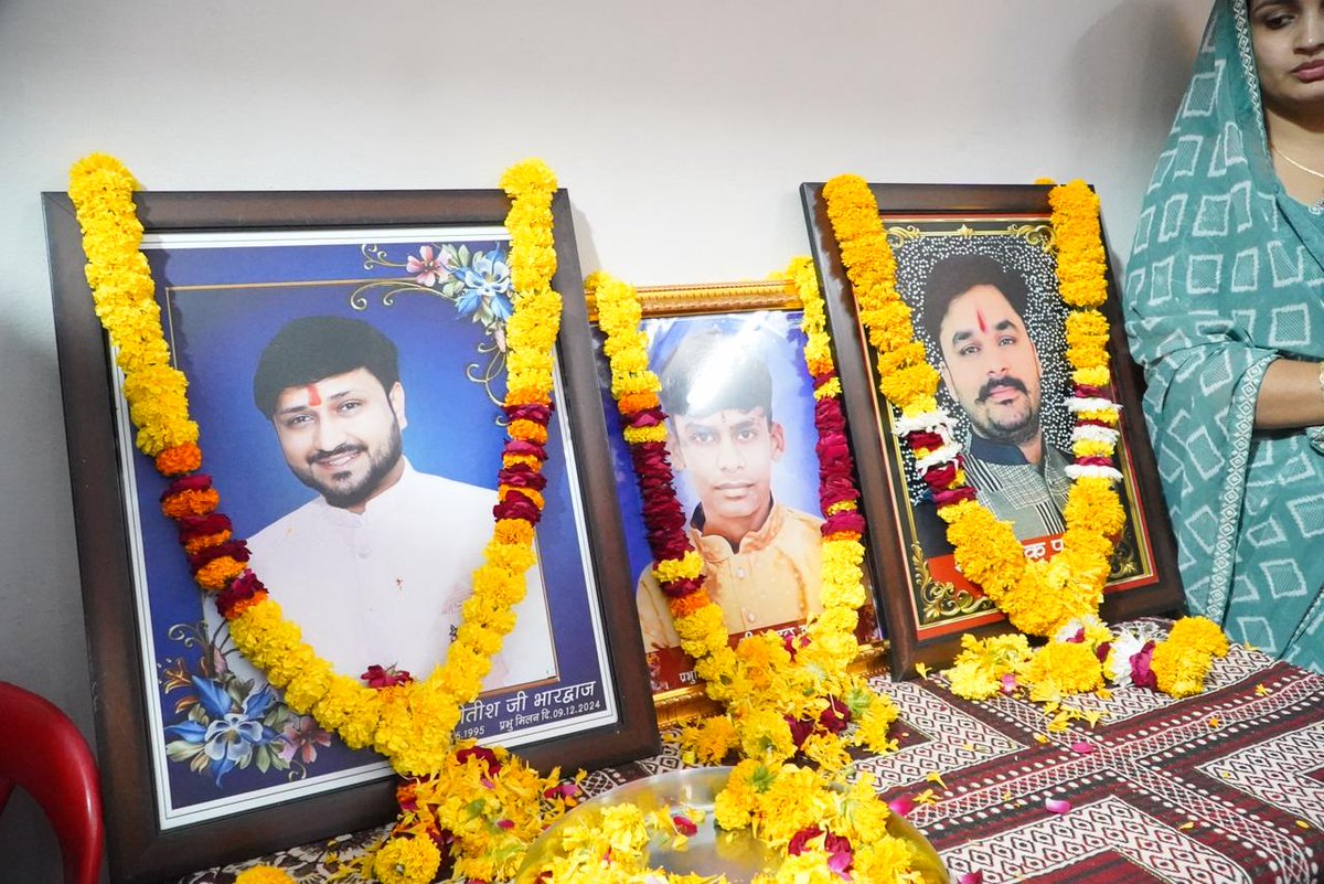 मुख्यमंत्री डॉ. <a href="/DrMohanYadav51/">Dr Mohan Yadav</a> ने रविवार 16 नवम्बर को जिले के मक्सी प्रवास के दौरान डॉ. रवि पाण्डे के निवास पहुंचकर दुर्घटना में निधन हुए उनके परिवार के तीन सदस्यों के छायाचित्र पर पुष्प अर्पित कर श्रद्धांजली दी और परिजनों से भेंट कर शोक संवेदना व्यक्त की।
#MP #shajapur