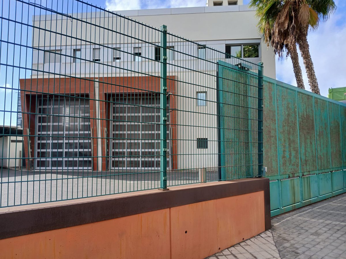 5 agentes, 1 cabo y 1 sargento para toda la ciudad <a href="/aytolpgc/">Ayuntamiento de Las Palmas de Gran Canaria</a>. Con los 2 parques zonales cerrados. Y aún sigue blanqueando <a href="/CarolinaDarias/">Carolina Darias</a> la labor de @josuio al frente de seguridad. Es indigno de cualquier capital del mundo.