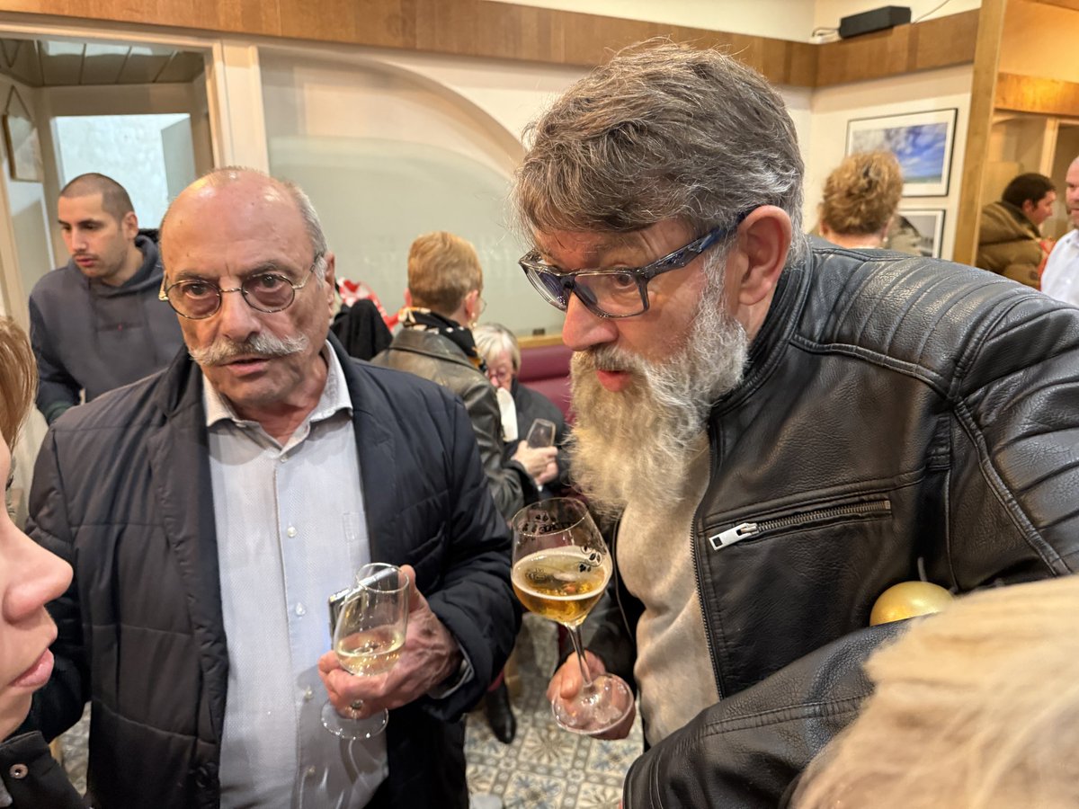 Merci à Delphine qui nous a régalés, merci aux habitués, aux Hautmontois, aux amis de l’artiste, de nous avoir permis de partager une nouvelle fois un moment simple, chaleureux, et profondément humain — un moment qui restera dans nos mémoires et dans celle du lieu.