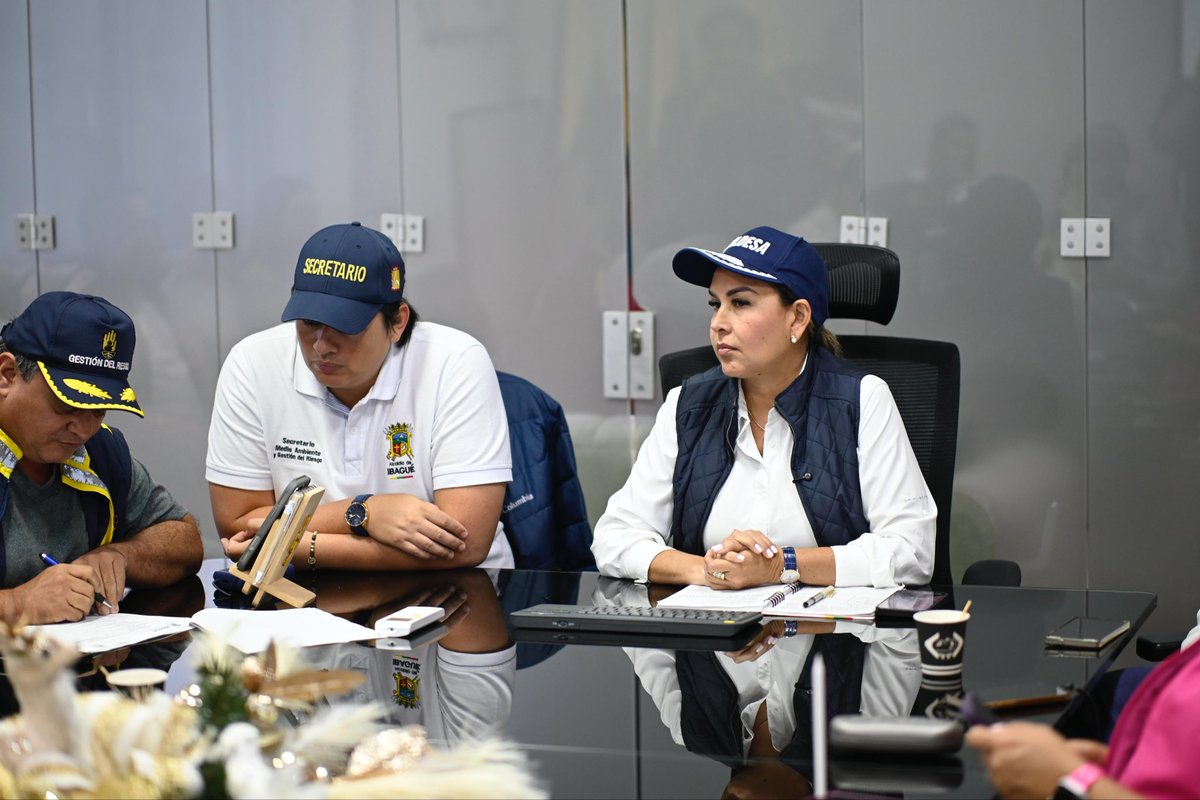 johanaaranda_'s tweet photo. #AEstaHora iniciamos Consejo Extraordinario de Gestión del Riesgo con organismos de socorro para hacer seguimiento a las emergencias en la temporada de más lluvias en Ibagué. https://t.co/rf8VmOTppZ