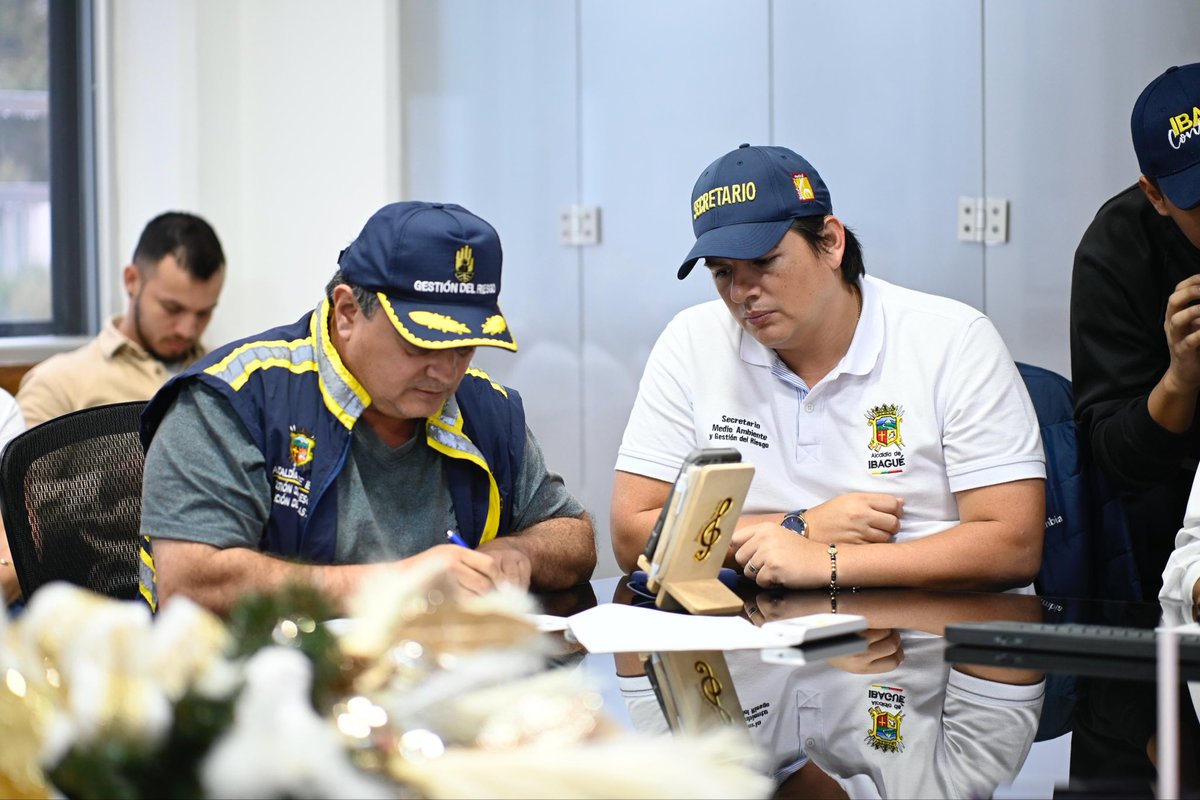 johanaaranda_'s tweet photo. #AEstaHora iniciamos Consejo Extraordinario de Gestión del Riesgo con organismos de socorro para hacer seguimiento a las emergencias en la temporada de más lluvias en Ibagué. https://t.co/rf8VmOTppZ
