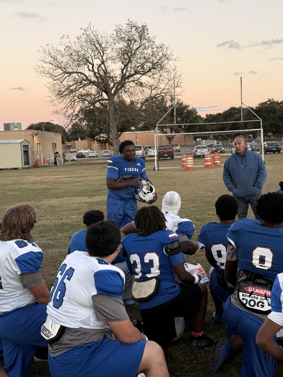 Congrats Layden Wynn for being Mr. Impact vs Sweeny to close out district.  Thanks to Mr. Gaona for stepping in this week to bring the award.
#TigerPrideRising #RestoreTheRoar