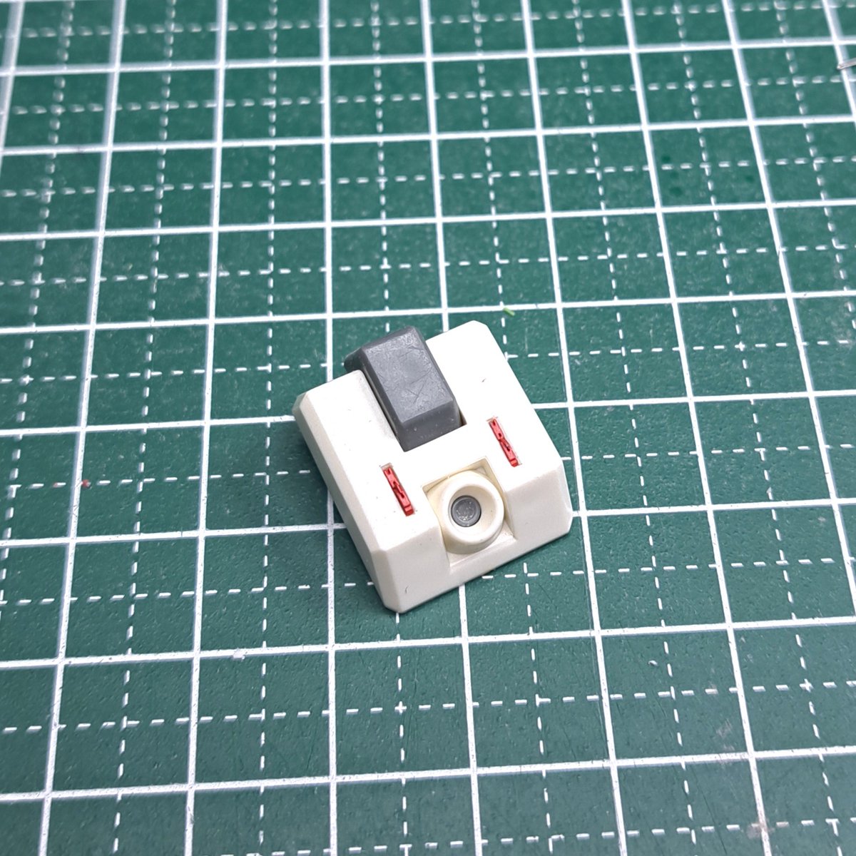 MaydecModel's tweet image. あすぱら模型さんのASPアシスト08
コネクター 0.6mm×4mmの埋め込みは個人的には0.7mm幅のタガネで彫るのが良いかな、位置合わせが簡単？取付はハイグレード模型用セメダインですね