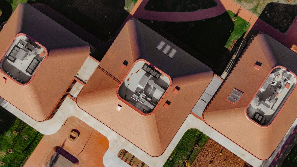 New Lääneranna High School building opened in Lihula! 

The three-wing school offers a modern learning environment, plenty of space to play and relax, and also serves as a community center.

Architecture: Kauss Arhitektuur. Builder: Ehitus5ECO. Photos: Heikki Avent.