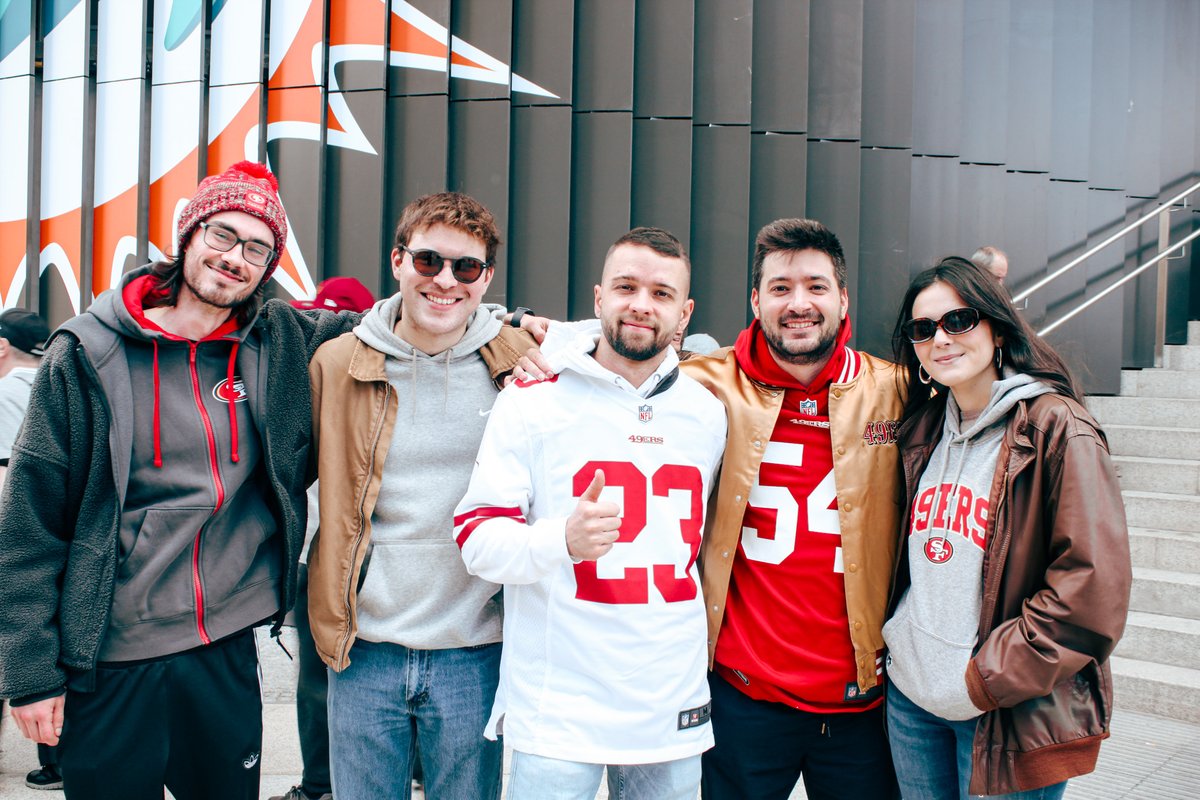 49ersESP's tweet photo. Sin importar donde te encuentres, siempre puedes contar con los Fieles 🇪🇸

#FTTB x #NFLMadridGame https://t.co/MLirUtoWeX