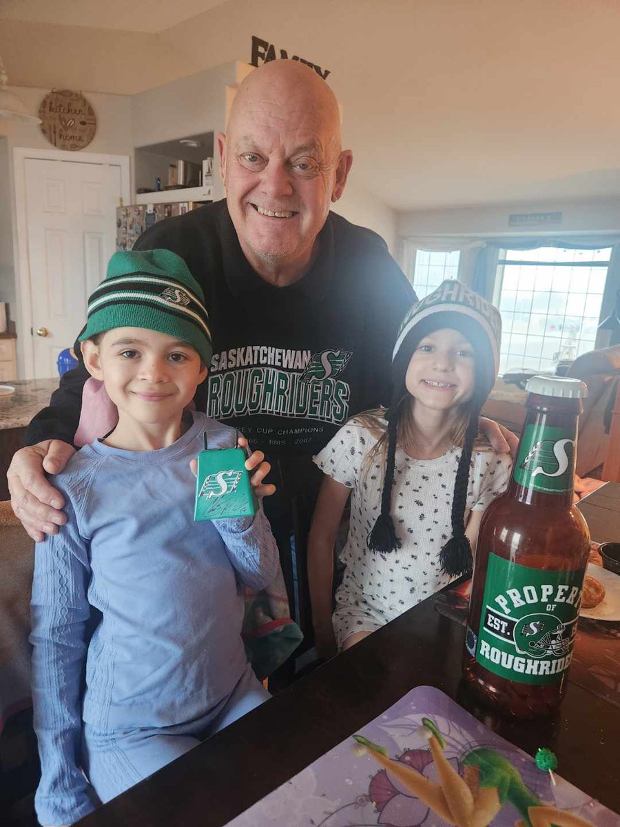 chris_milo19's tweet image. Awesome text message from Mr Jim Taman and his beautiful grand daughters Olivia &amp;amp; Paisley on this beautiful #GreyCup Gameday morning! 

This is why @sskroughriders fans are the best in the League! 😃

Go #Riders ! 🍉
#BEL13VE 
#CFL