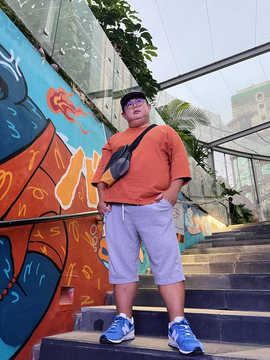 明明住院瘦了好幾公斤，為什麼雙下巴還是這麼猖狂啊～～～😫😫