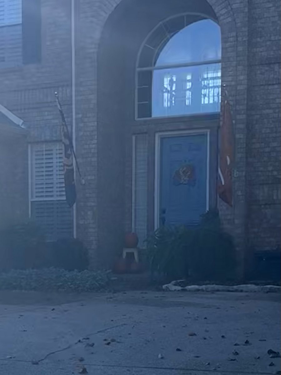 philjackparr's tweet photo. Ran past a house with Texas and OSU flags. Brutal football combo. Feel for this family’s football Saturdays.🙃 #okstate #texaslonghorns https://t.co/p2z3giqK1n