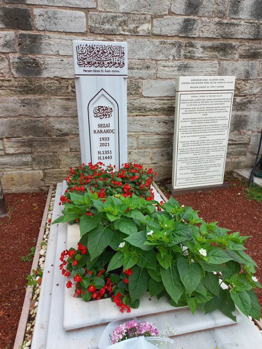 Cumhuriyet dönemi ve günümüzün usta şairi, bizlerin de düşünce iklimini oluşturan, fikir adamı Üstad Sezai KARAKOÇ’u dört yıl önce(16.12.2021)kaybettik.
Minnet ve Özlem’le anıyoruz.
Allah’ın rahmeti üzerine olsun.
Ruhu Şad, mekanı cennet olsun.