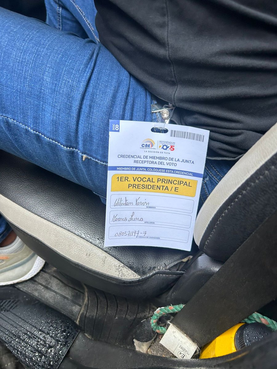 JohnReimberg's tweet image. Ya salieron los agitadores.

En Tonchigue, Esmeraldas, la Policía Nacional aprehendió a un ciudadano quien pretendía ingresar a las juntas receptoras del voto con 5 papeletas falsas, alteradas y rayadas por el NO. Fue aprehendido dentro un recinto denominado emblemático (Centros…