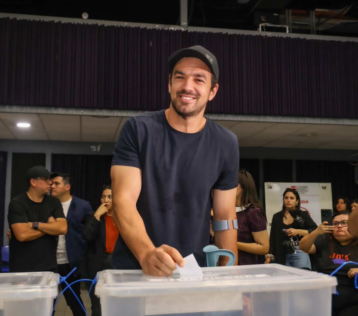 Voto listo ✅  
Linda jornada democrática en Maipú 💚