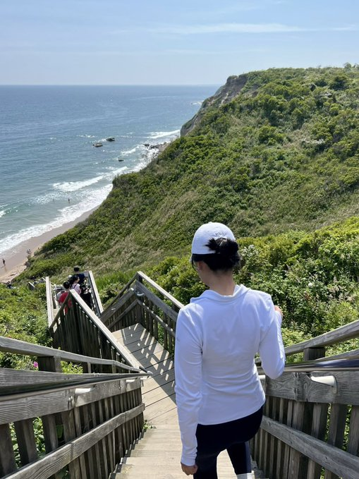 Freyazdmw's tweet photo. Down the path to paradise. 🌴Walking to the rhythm of the waves. 📷 👣 https://t.co/2bo4q5t12j