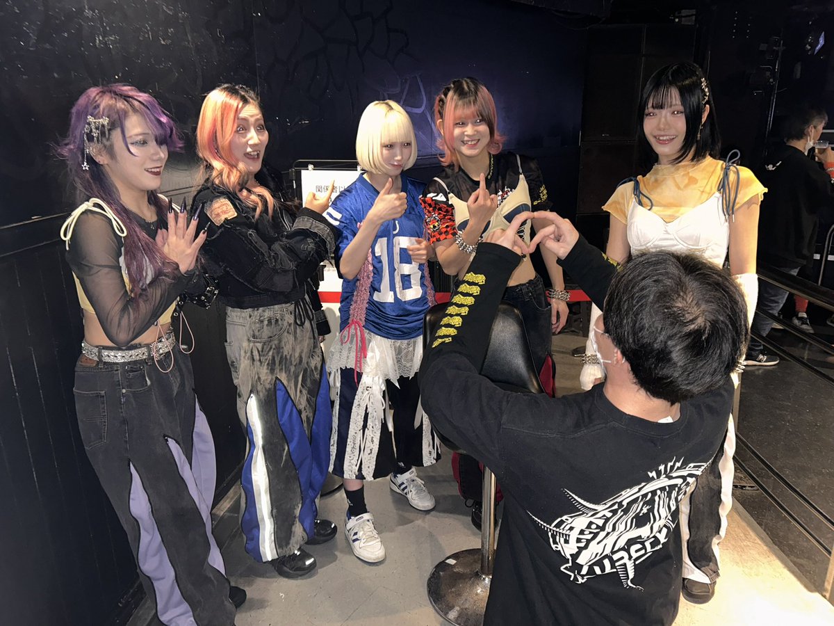 gsx_peke1000's tweet photo. 囲み写メみんなの目が怖くなっててCHAOSな状況だったw
あとちゃっかり初めてセトリキャッチした🙌
#BADERA https://t.co/P4YrFmKAbx