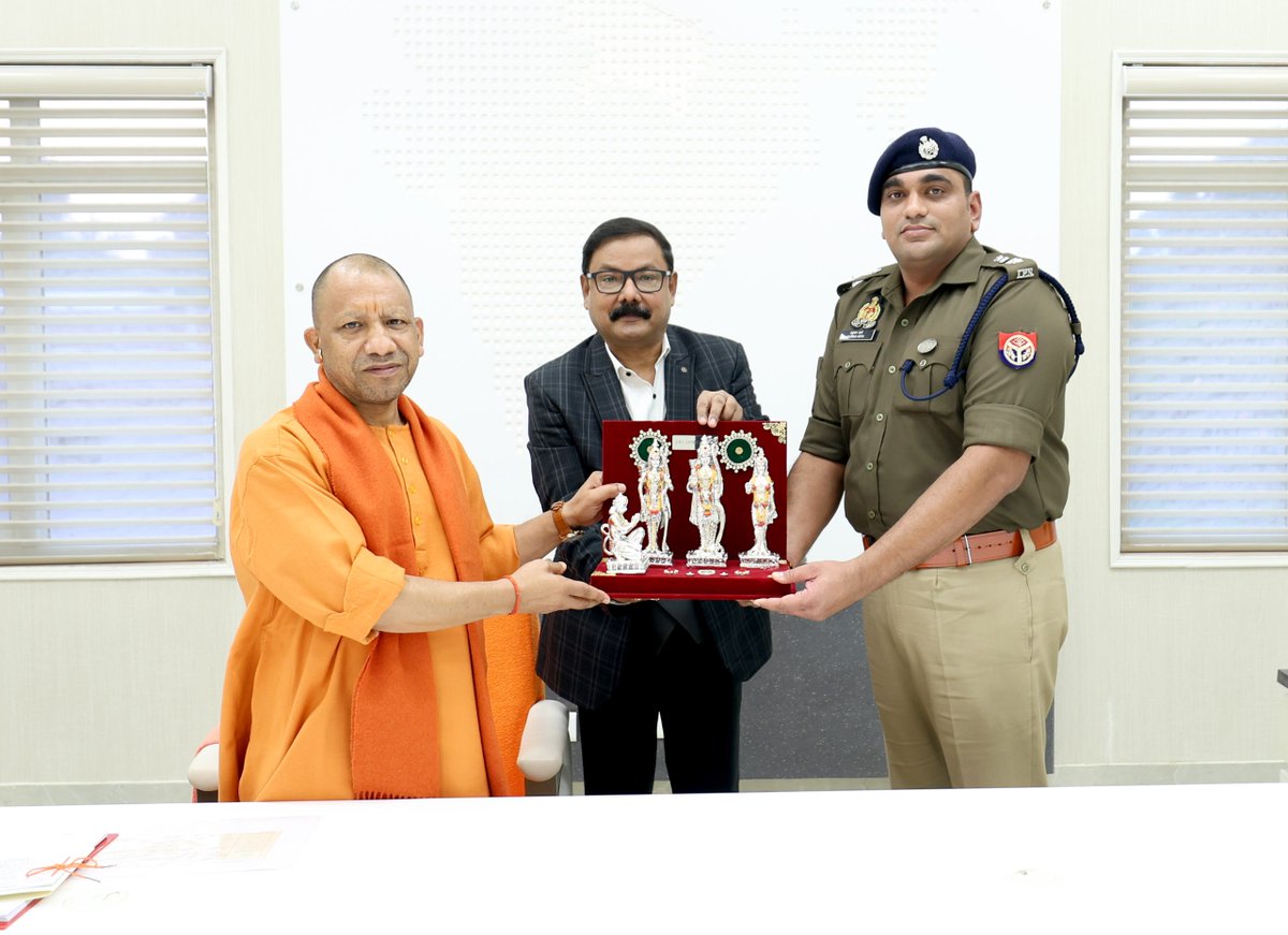 myogioffice's tweet photo. मुख्यमंत्री श्री @myogiadityanath जी महाराज ने आज लखनऊ में जनपद बरेली के जिलाधिकारी श्री अविनाश सिंह जी एवं वरिष्ठ पुलिस अधीक्षक श्री अनुराग आर्य जी ने शिष्टाचार भेंट की। https://t.co/1O4hwN9Mwr